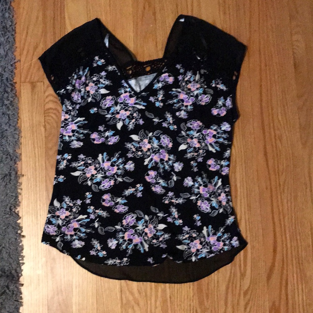 Vneck floral patterned blouse